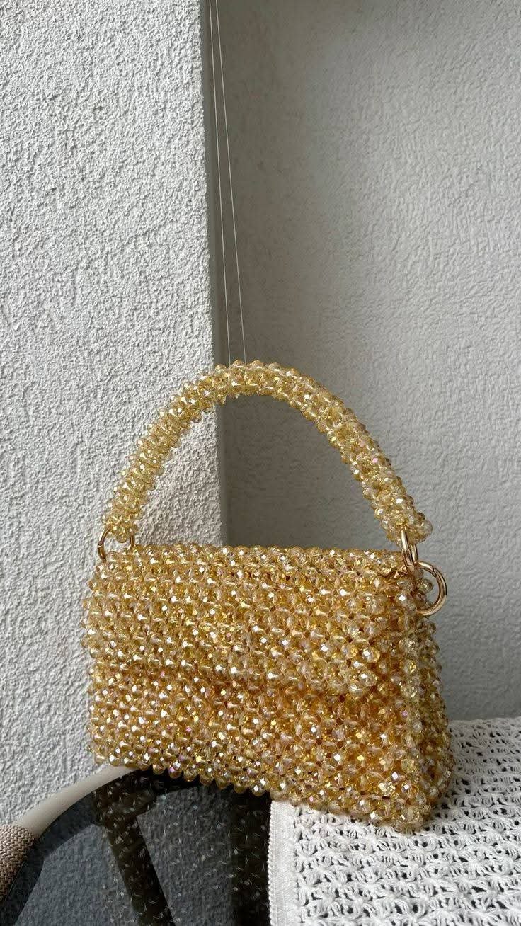 Sac à main en perles dorées
